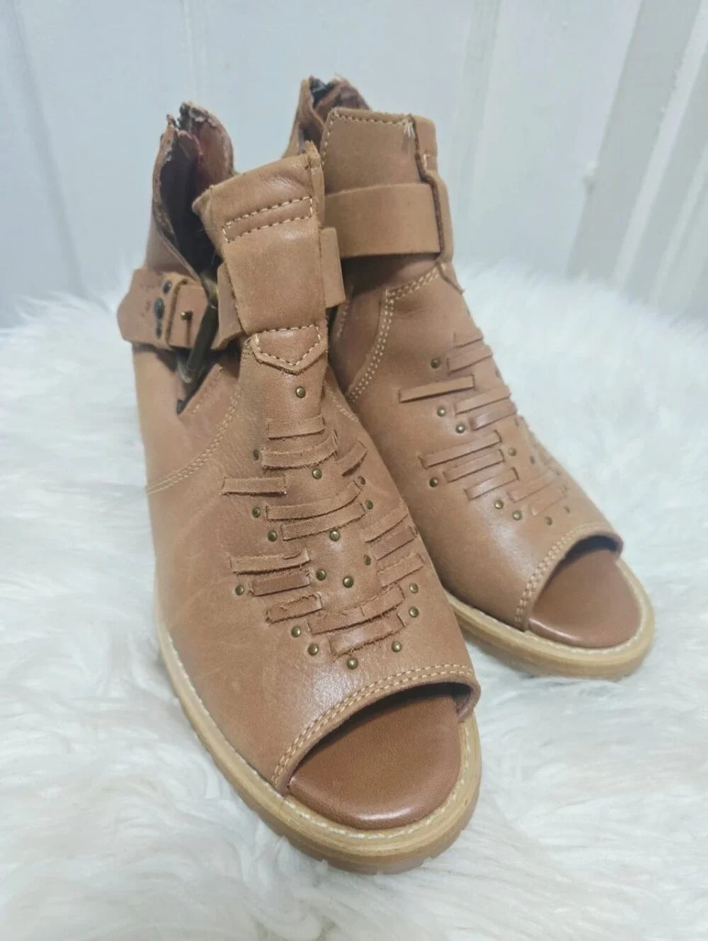 Caterpillar Cat Ankle Tan Leather Boot Buckled Strap and Cut-out Sz 8.5
